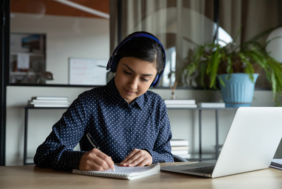 A young woman working through an e-course on her laptop